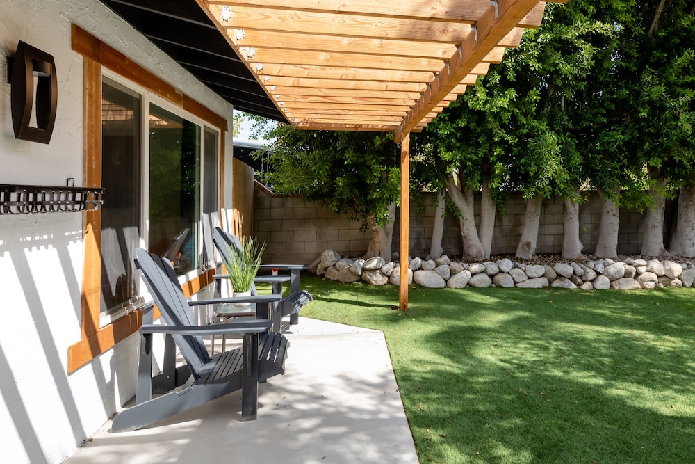 Experience Modern Luxury at Desert Hideaway - Image 23