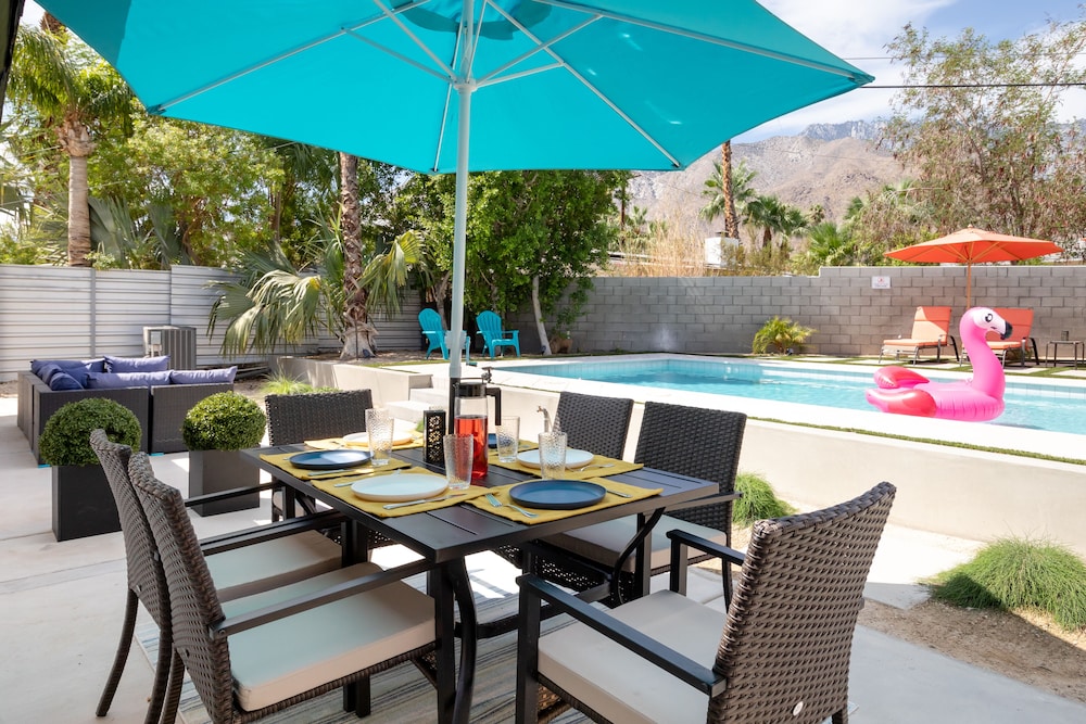 Experience Modern Luxury at Desert Hideaway - Image 24