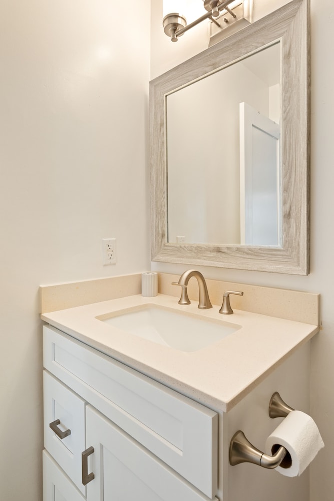 Experience Modern Luxury at Desert Hideaway - Image 25