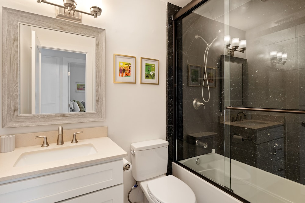 Experience Modern Luxury at Desert Hideaway - Image 26