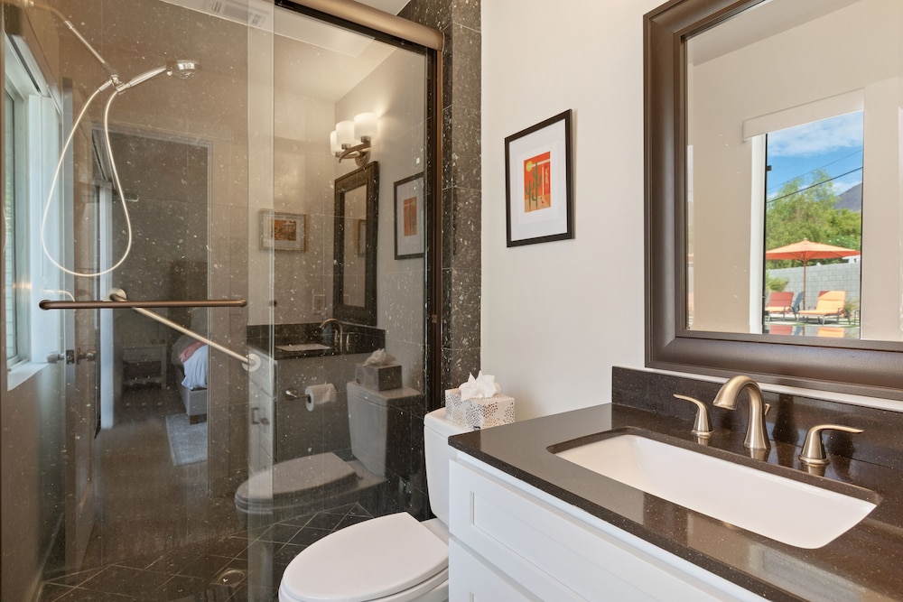 Experience Modern Luxury at Desert Hideaway - Image 27