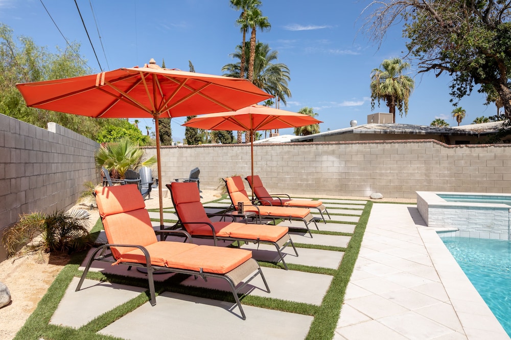 Experience Modern Luxury at Desert Hideaway - Image 28