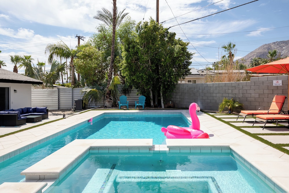 Experience Modern Luxury at Desert Hideaway - Image 29