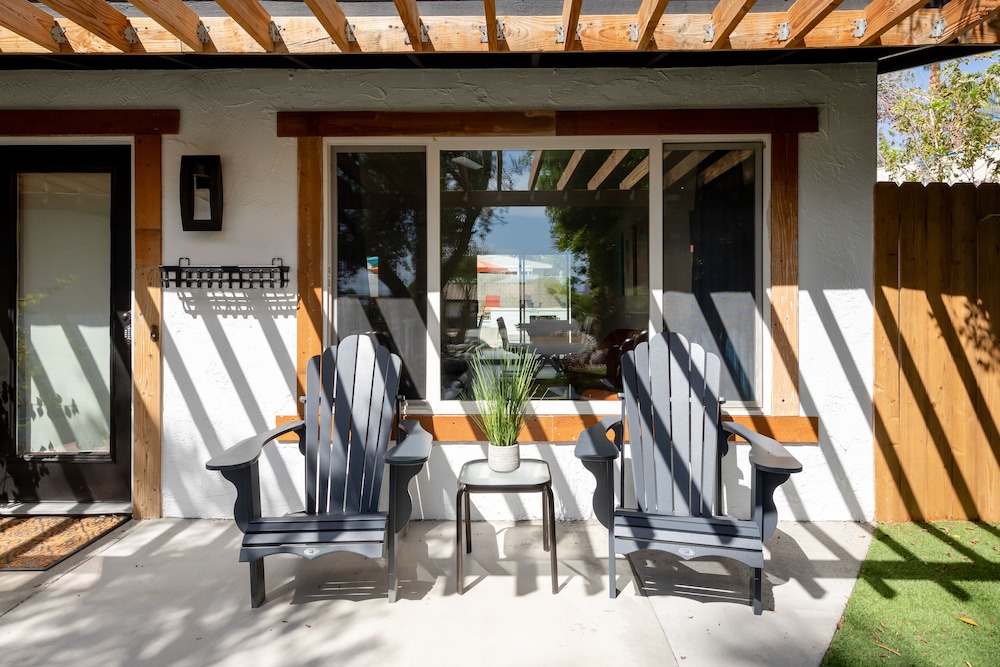 Experience Modern Luxury at Desert Hideaway - Image 31