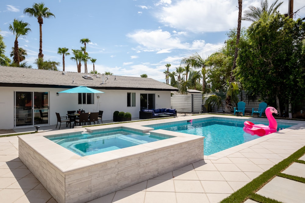 Experience Modern Luxury at Desert Hideaway - Image 32