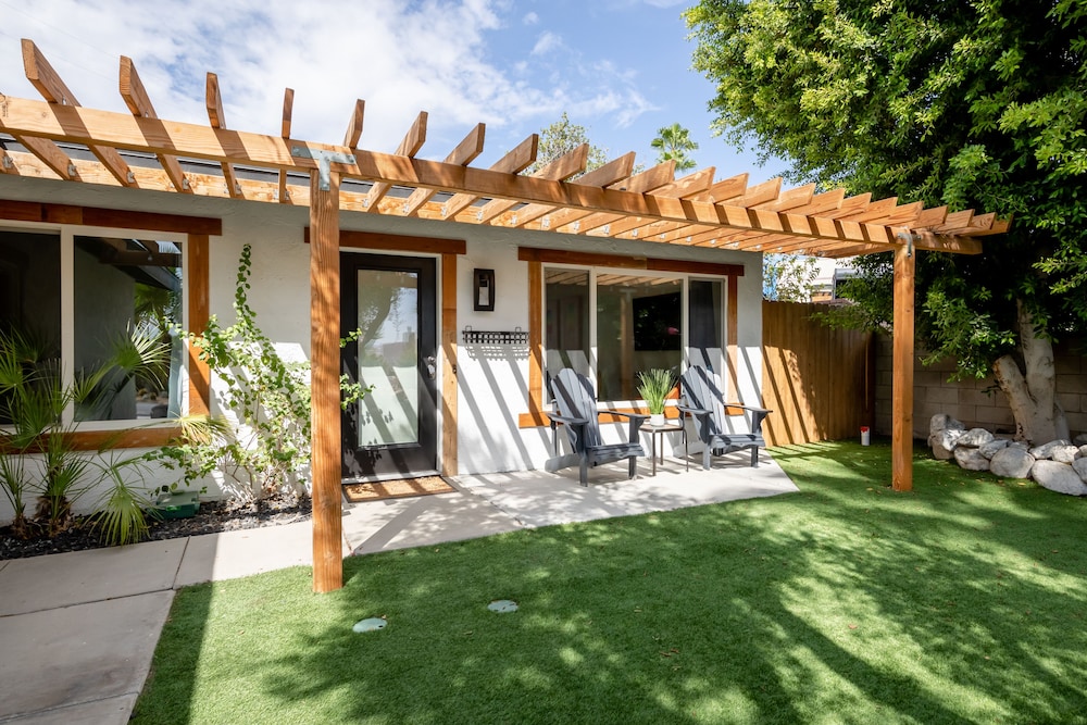 Experience Modern Luxury at Desert Hideaway - Image 33