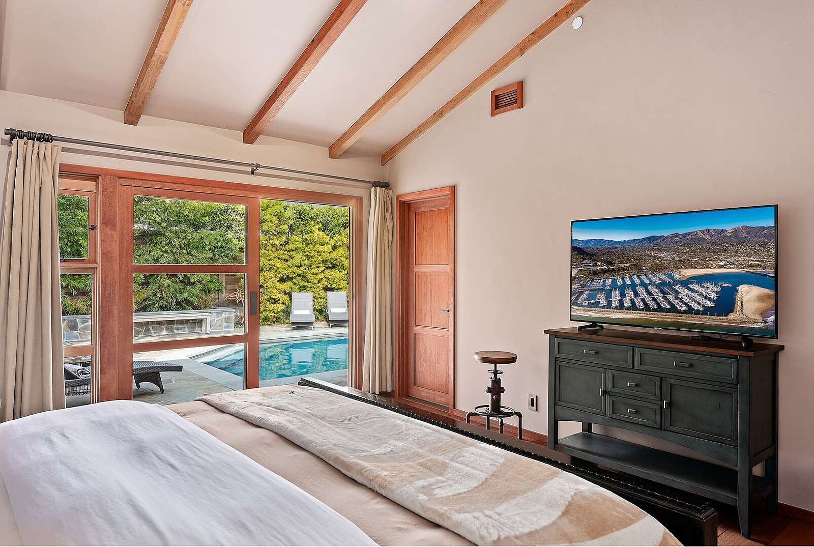 Middle Home - Image 20