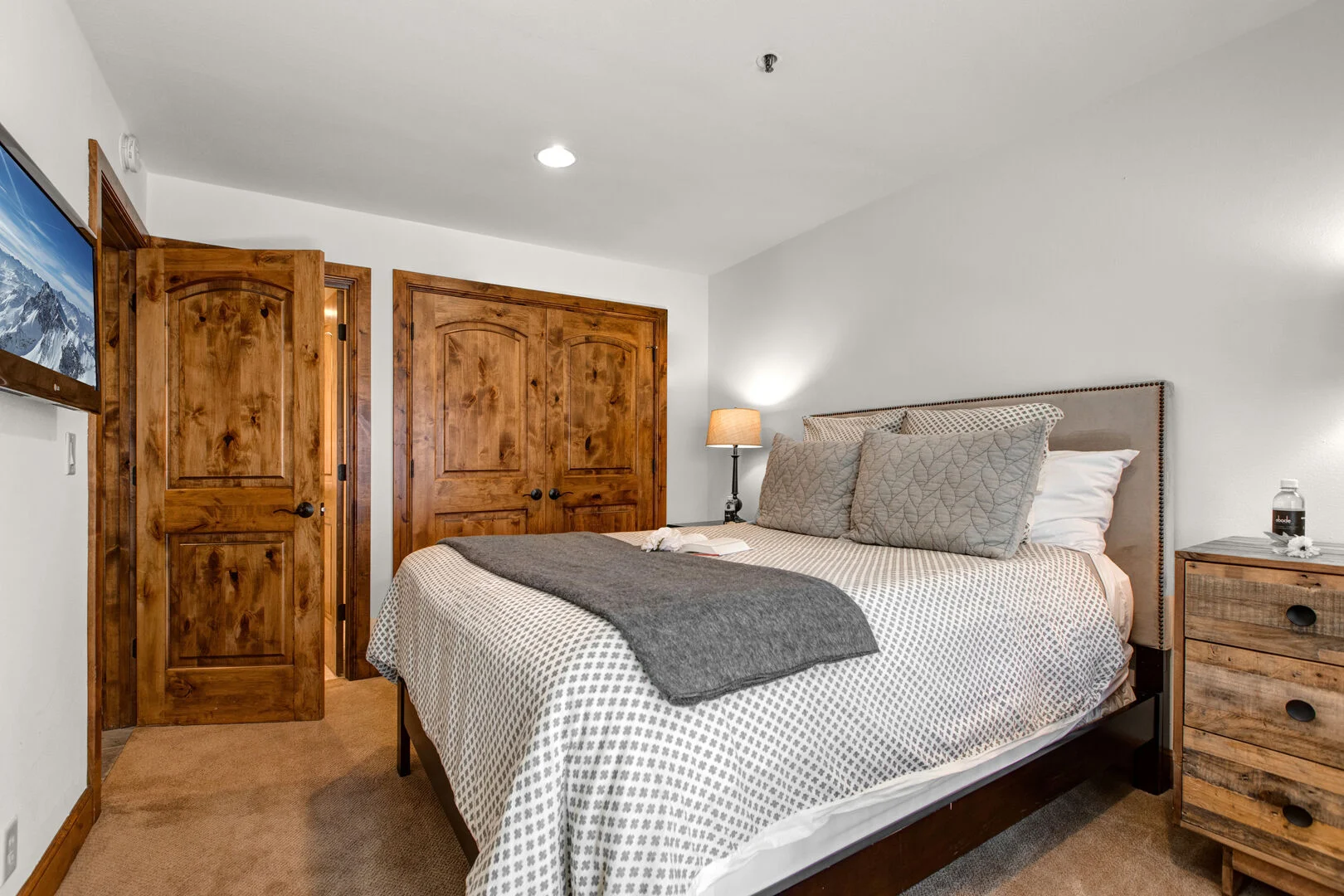 Lakeside Home - Image 18