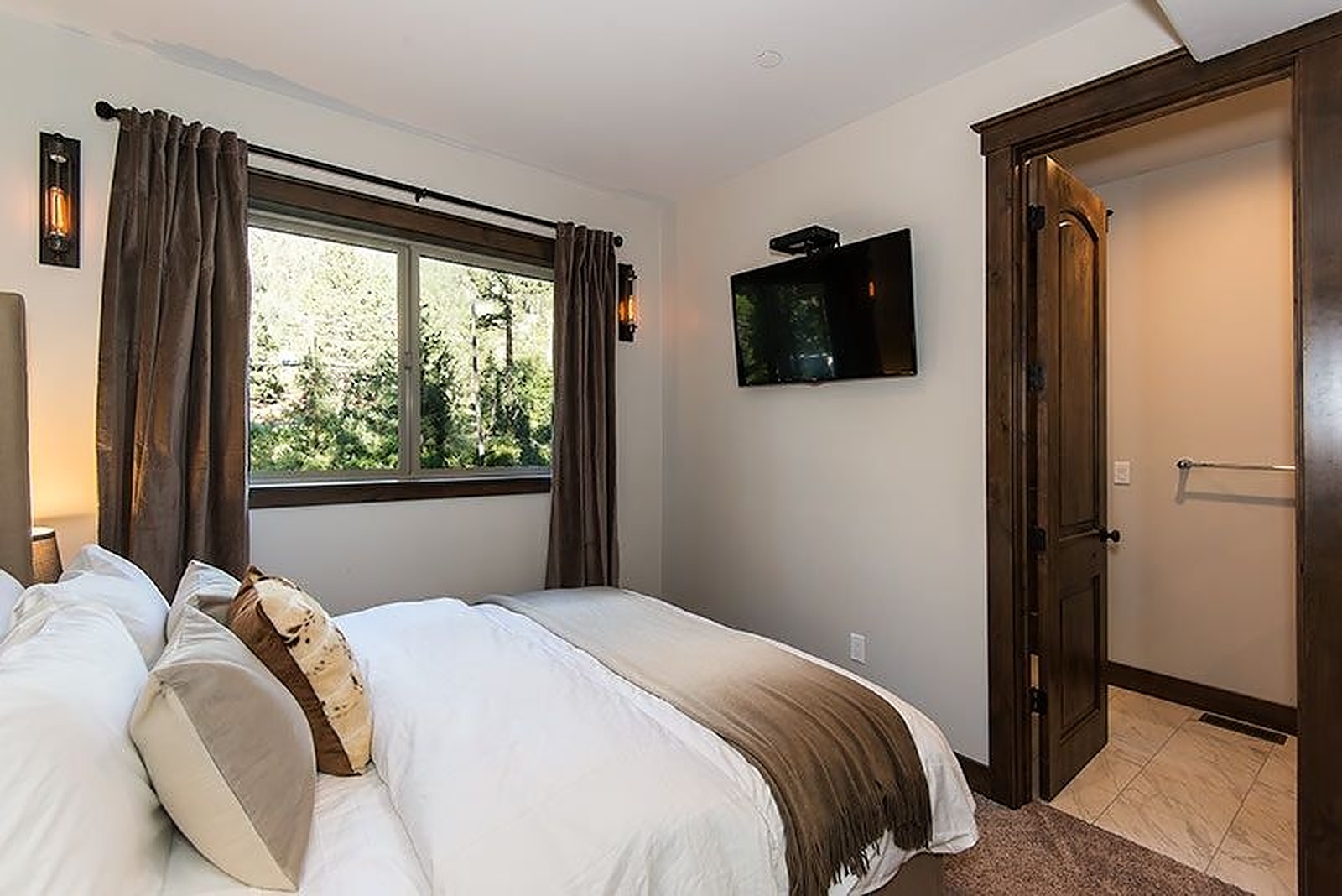 Saddle Manor - Image 35