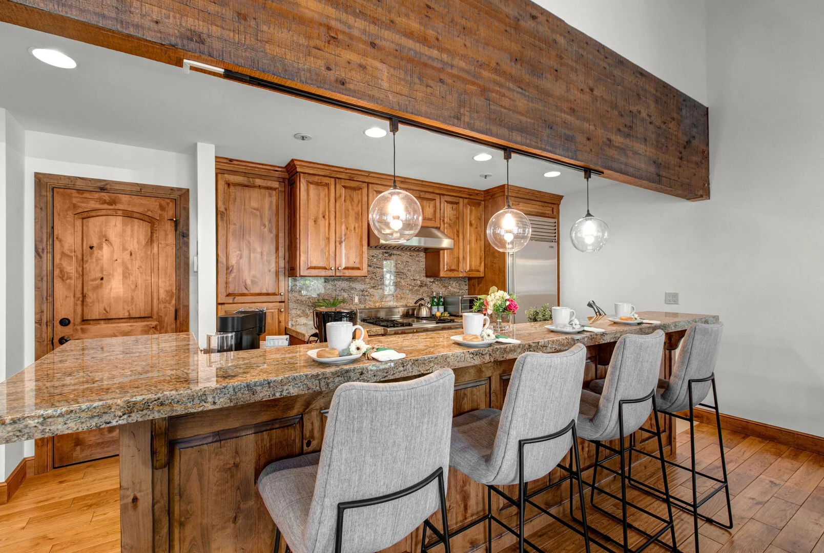 Lakeside Home - Image 10