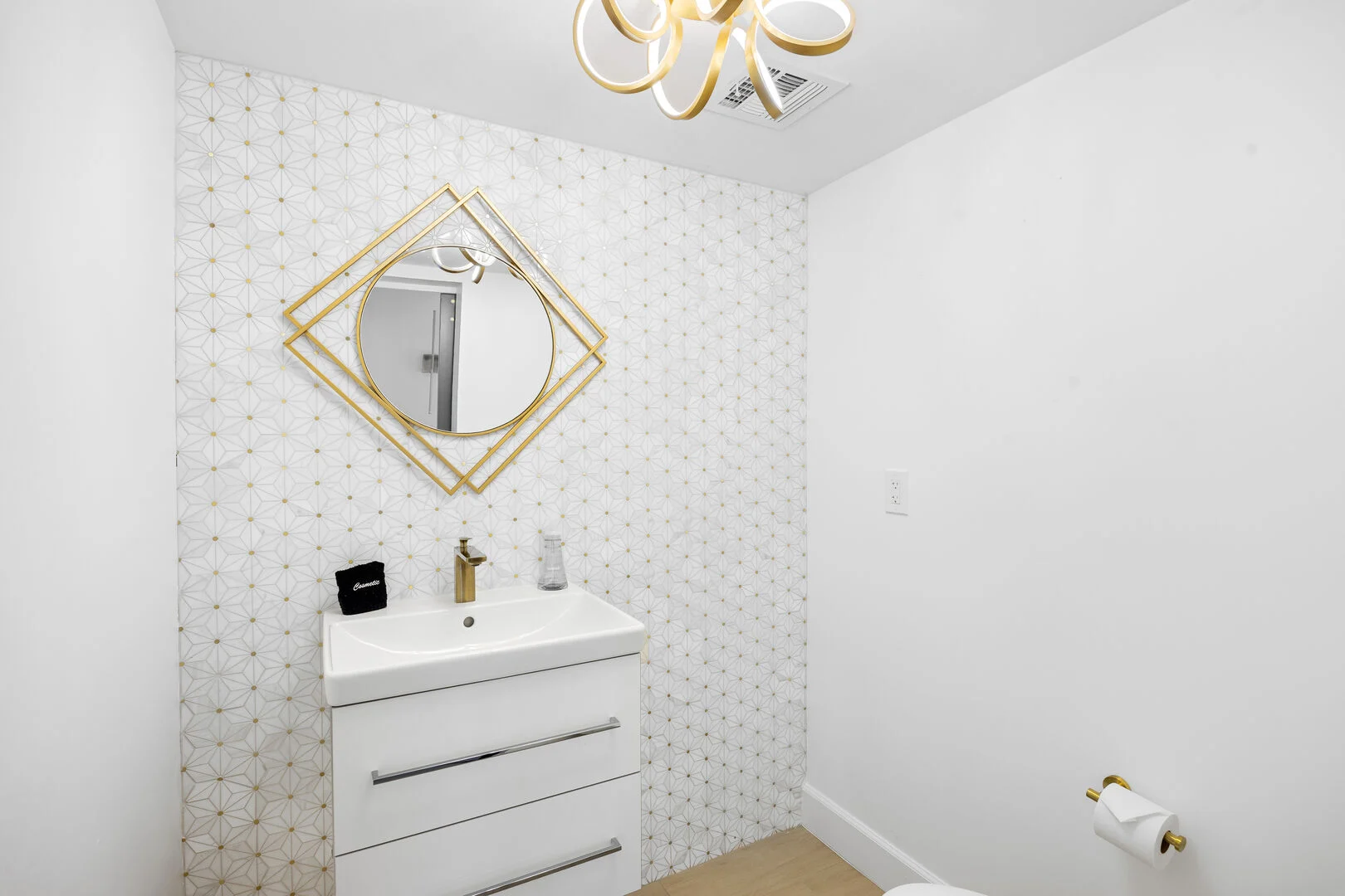 Bee Brush House - Image 20