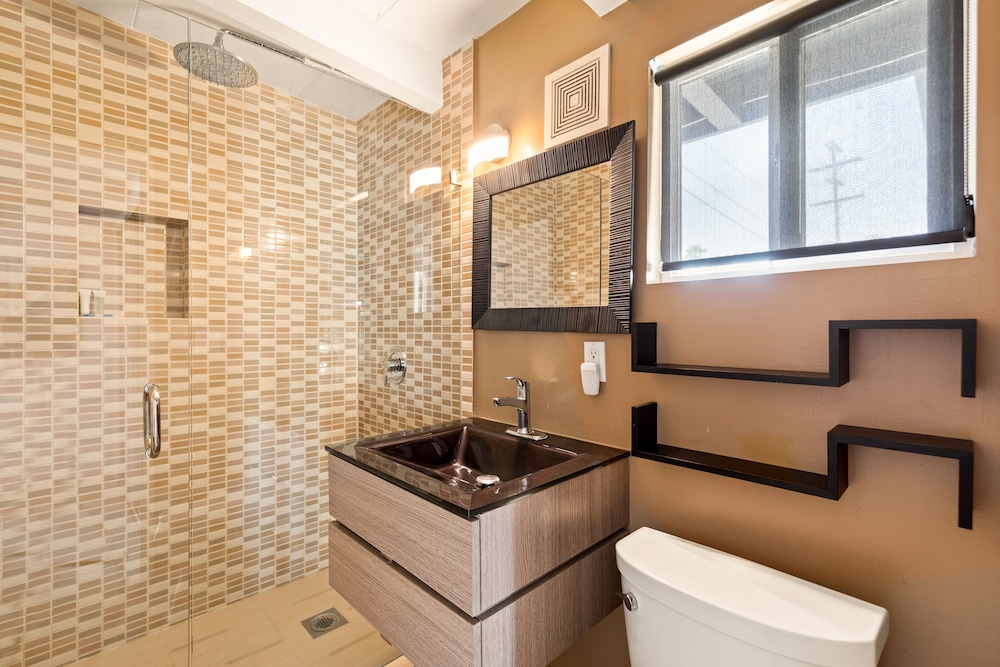 Modern Desert Oasis - Image 17