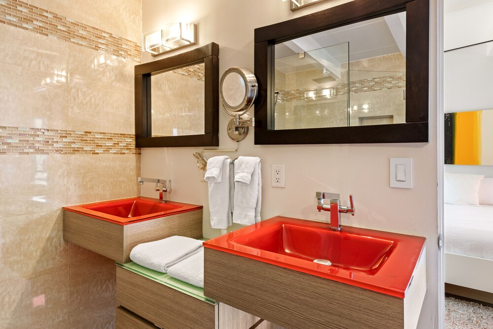 Modern Desert Oasis - Image 30