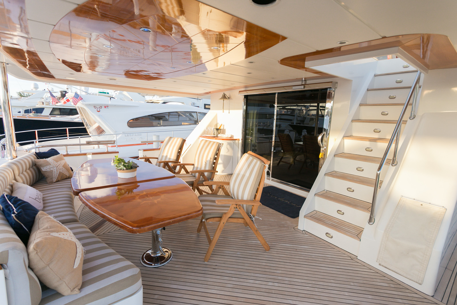 Beachfront Yacht - Image 18