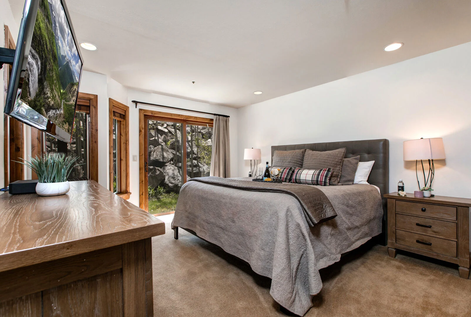 Lakeside Home - Image 13