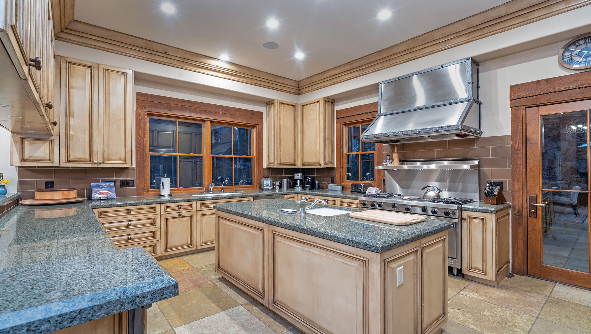 Peaks Manor - Image 8