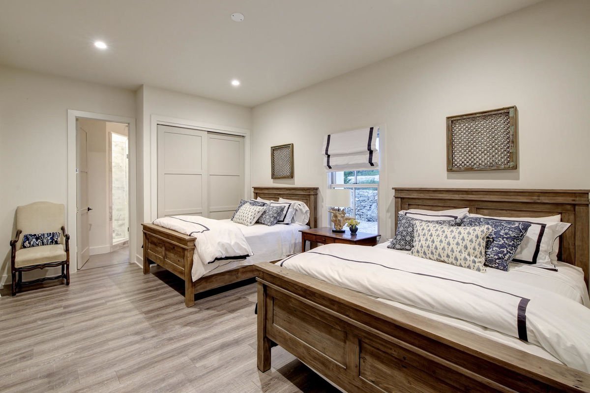 Spring Manor - Image 13