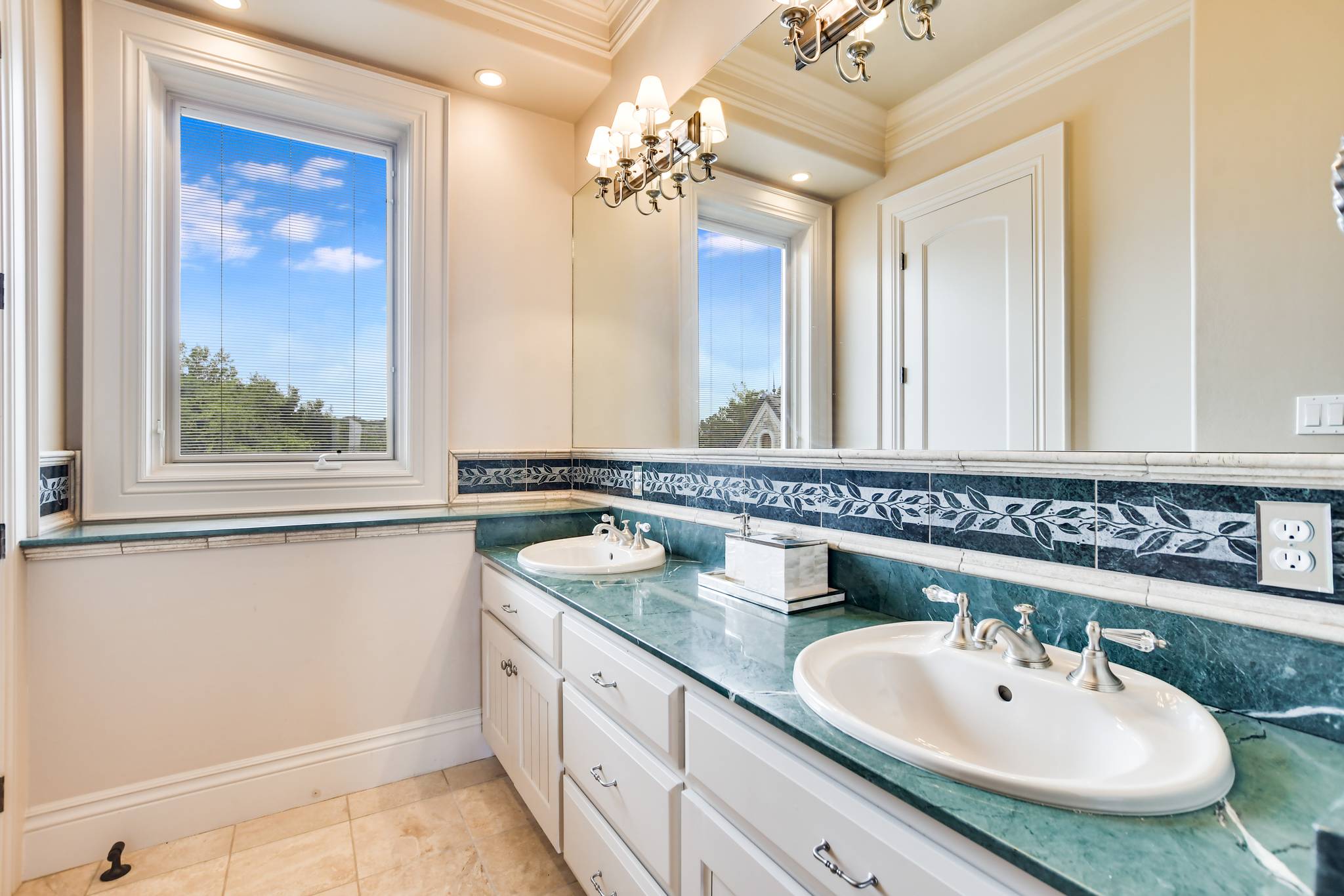 Vaughan Manor - Image 34