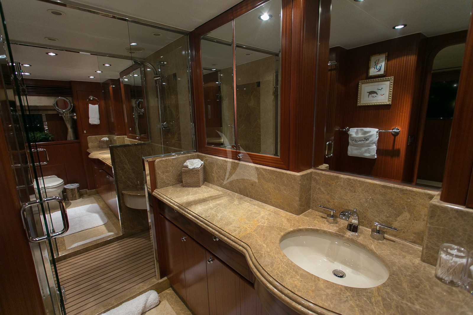 Beachfront Yacht - Image 8