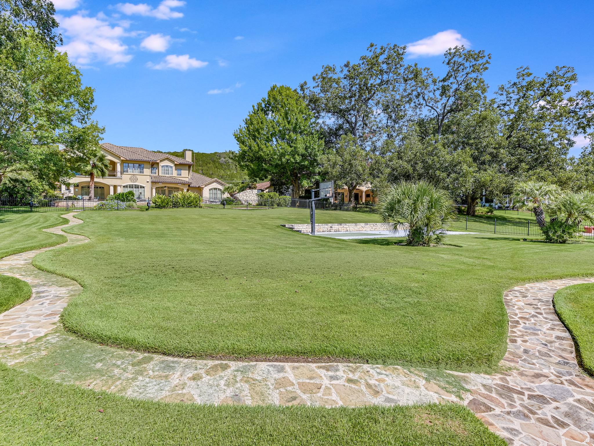 Janis Villa - Image 32