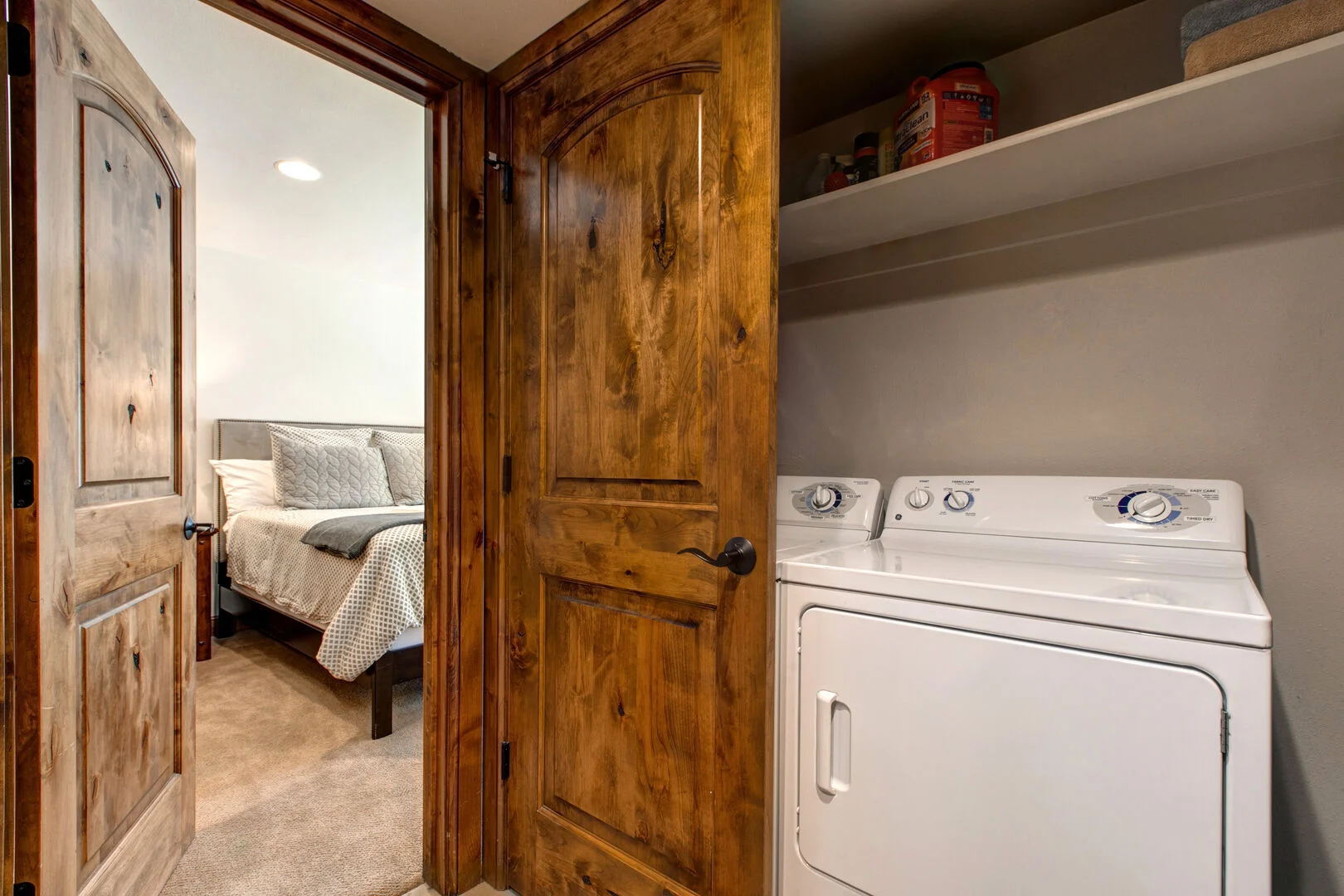 Lakeside Home - Image 19