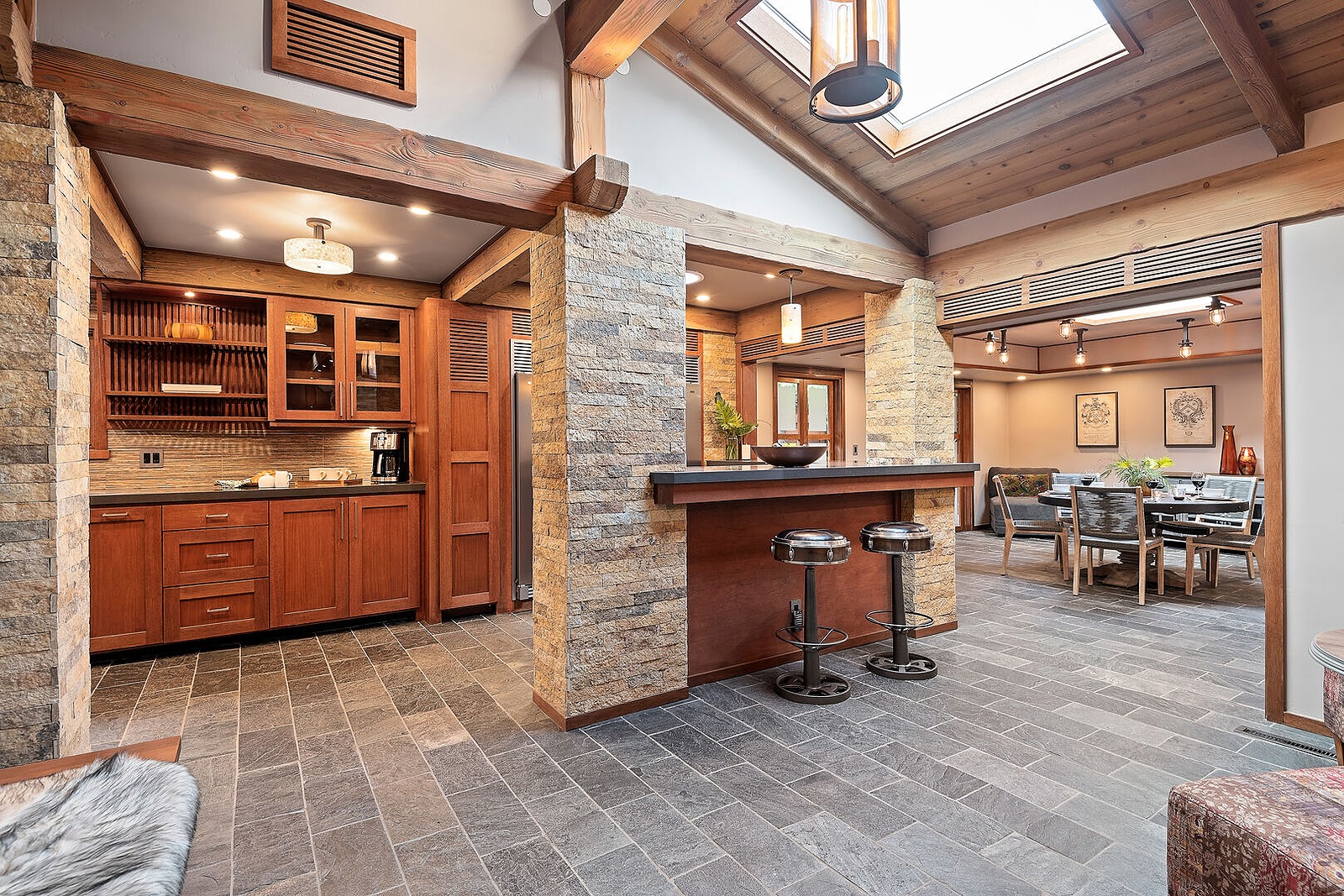 Middle Home - Image 15