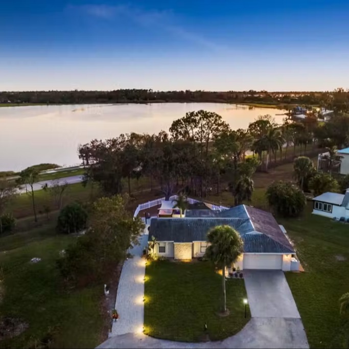 Tranquil Lakeside Haven | KEY.co