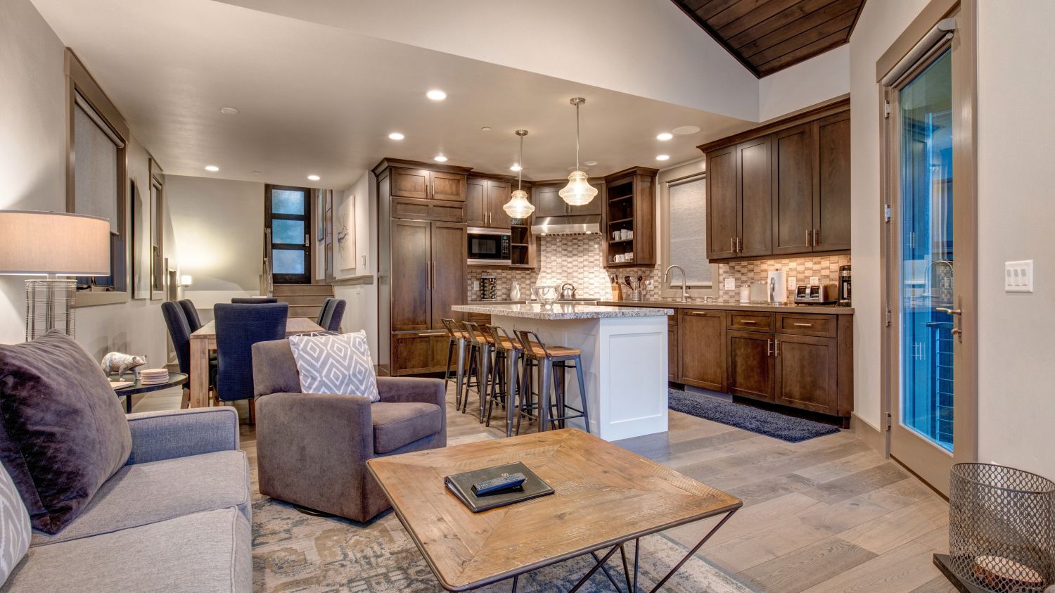 Empire House - Image 8